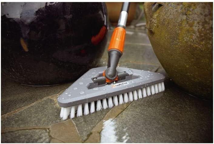 imageBalai de lavage dur articul de Gardena brosse de nettoyage articule pour le nettoyage des coins 556220Balai de lavage dur articul