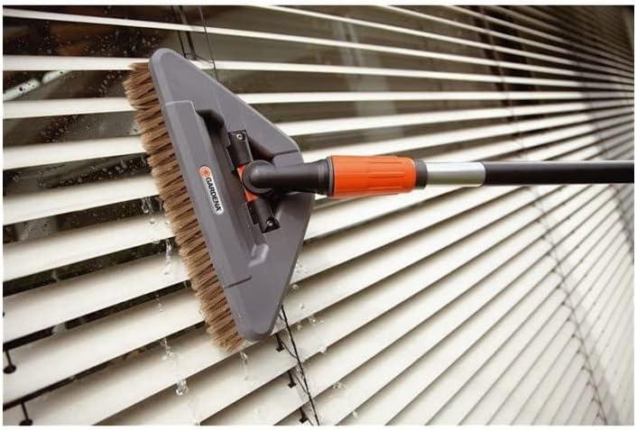 imageBalai de lavage dur articul de Gardena brosse de nettoyage articule pour le nettoyage des coins 556220Balai de lavage dur articul