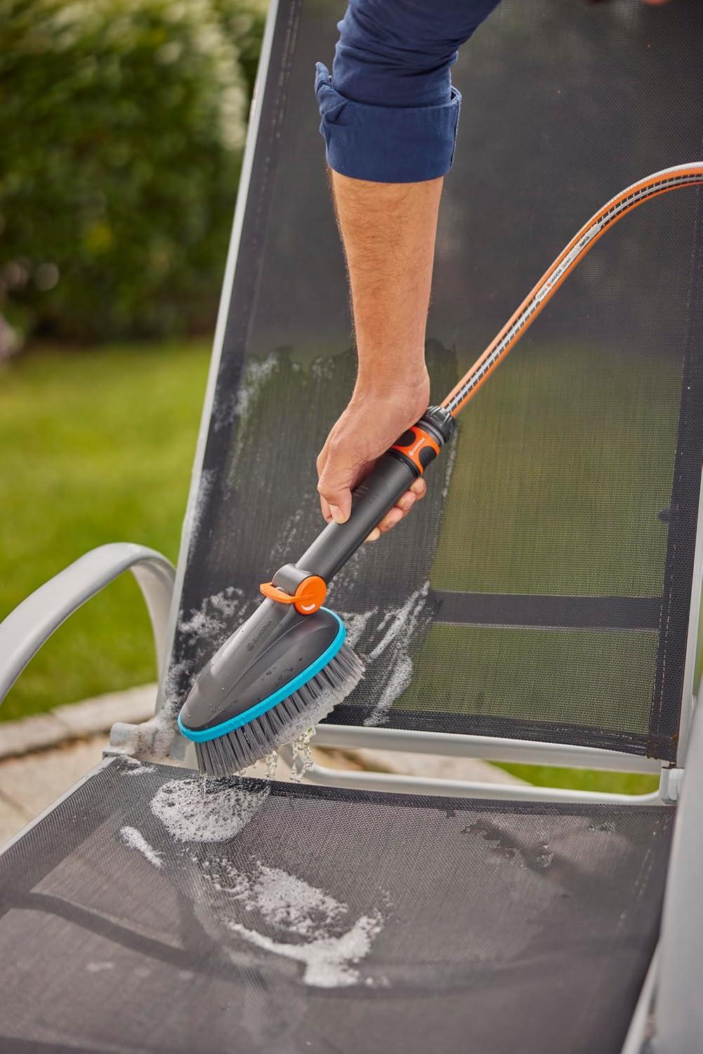 imageGardena Cleansystem Brosse de Lavage Main M Souple rglable Brosse de Nettoyage avec raccord de Tuyau Petites Zones sensibles Utilisation dune Seule Main avec dbit rglable 1884220