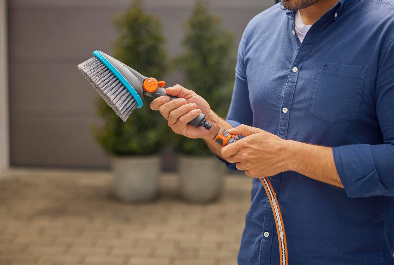 imageGardena Cleansystem Brosse de Lavage Main M Souple rglable Brosse de Nettoyage avec raccord de Tuyau Petites Zones sensibles Utilisation dune Seule Main avec dbit rglable 1884220