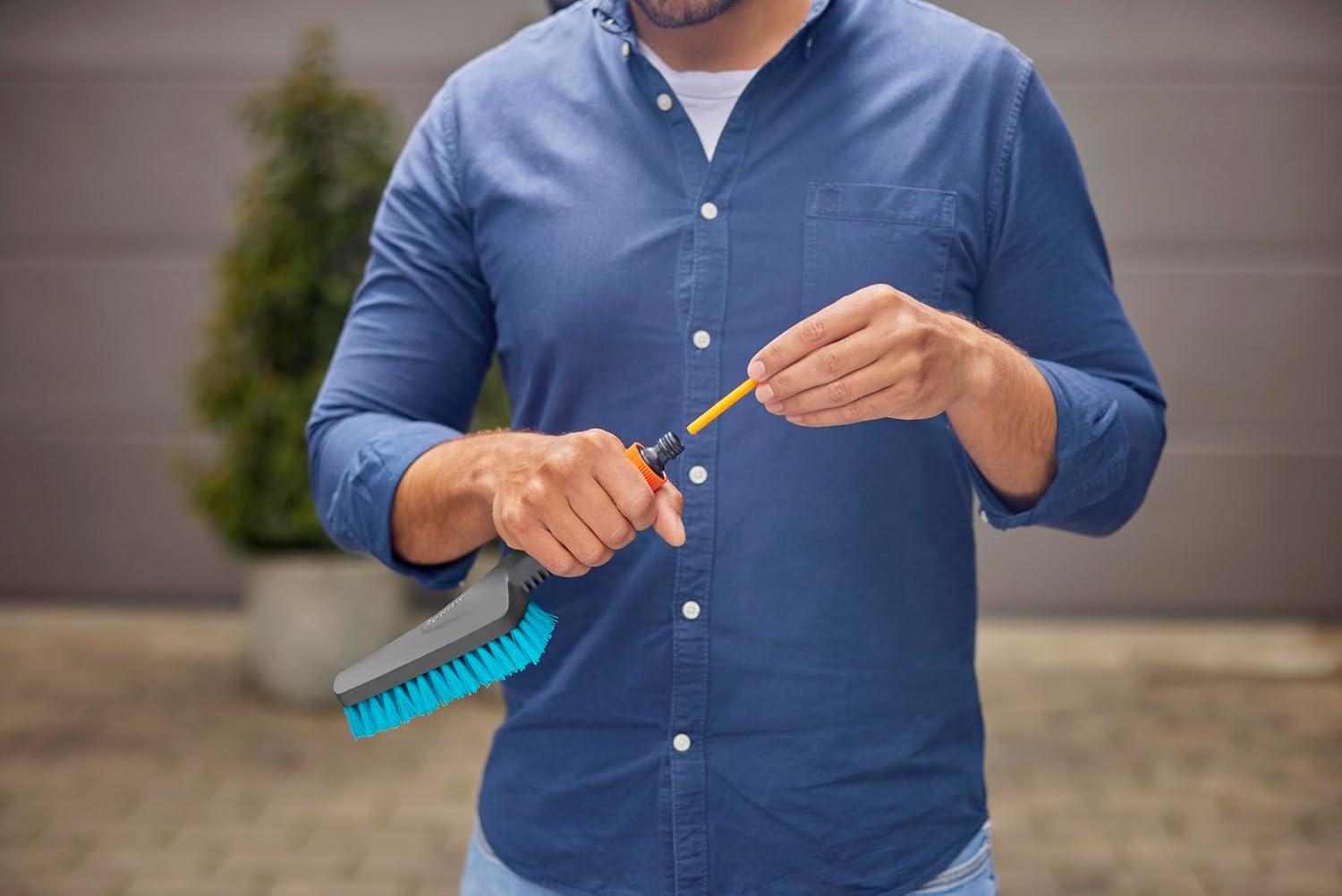 imageGardena Cleansystem Brosse de Lavage Main S Dure Brosse de Nettoyage avec raccord de Tuyau Brosse Plate pour endroits troits ampamp Surfaces Peu sensibles avec dbit rglable 1884420