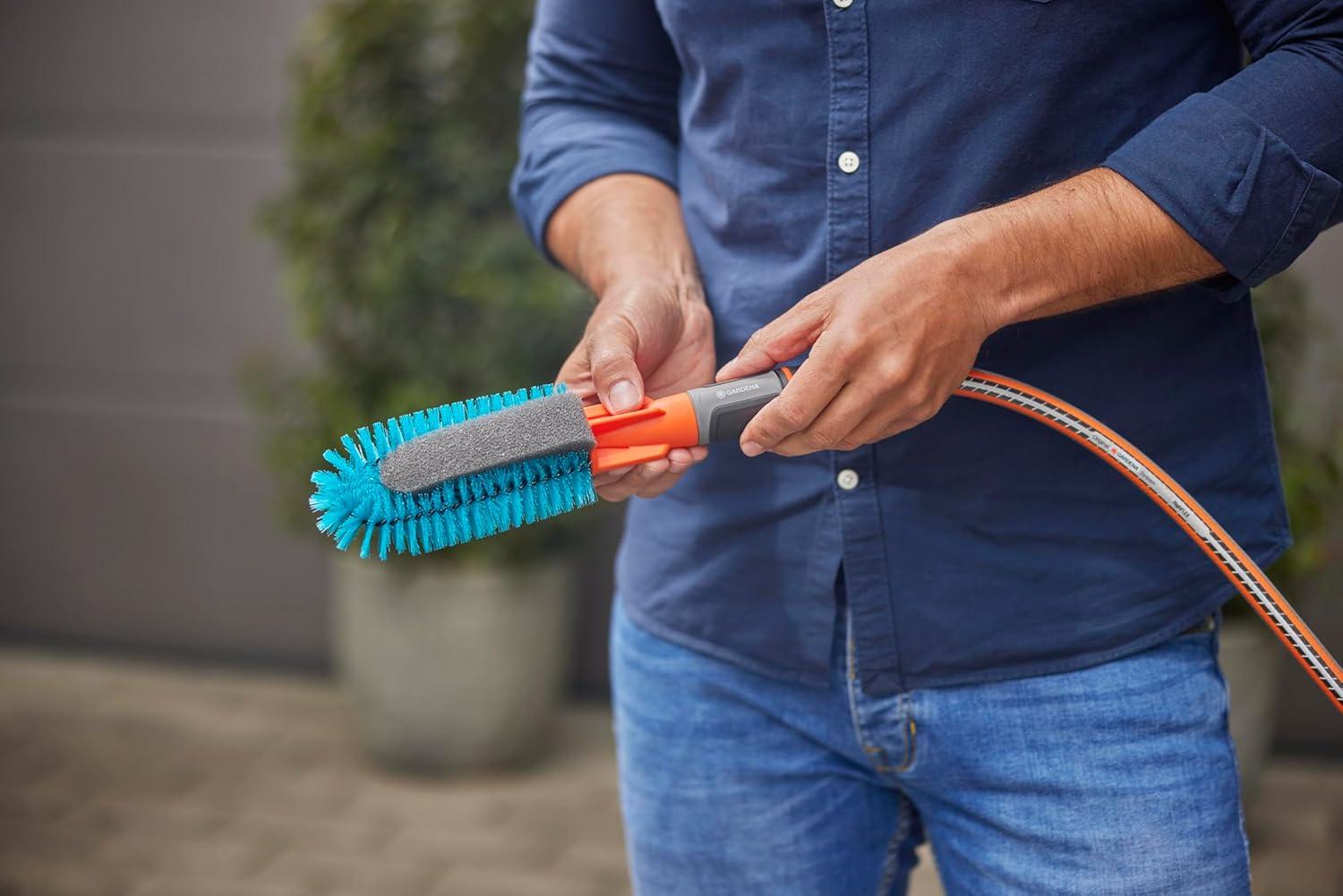 imageGardena Cleansystem Brosse de lavage pour vlo brosse de lavage pour nettoyer les vlos les remorques ou les poussettes ponge remplaable incluse avec dbit rglable 1884820