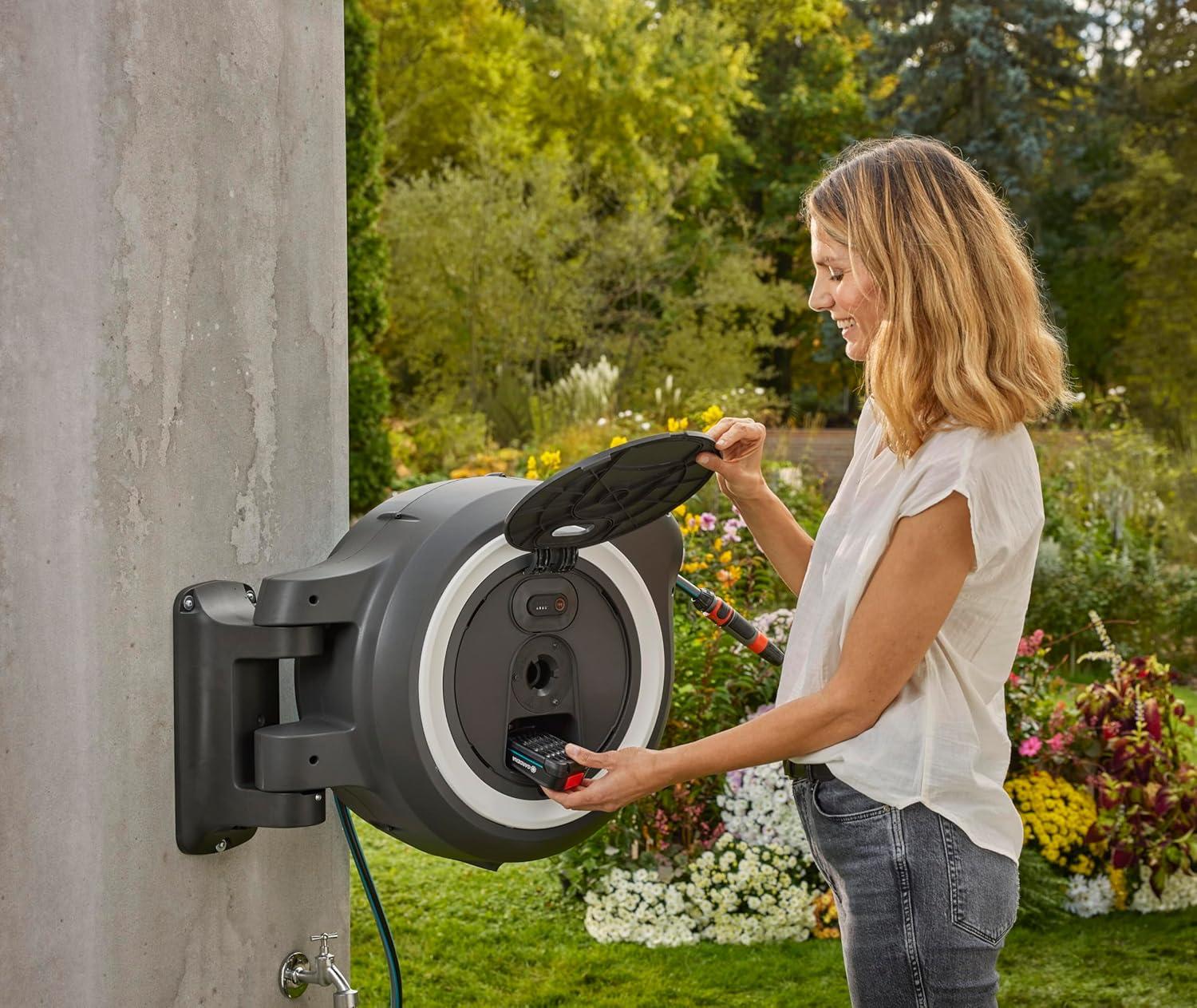 imageGardena Dvidoir mural PowerRoll XL ReadytouseSet Dvidoir automatique avec 35 m de tuyau darrosage guidetuyau et technologie RollControll kit complet avec batterie 1864220Blanc