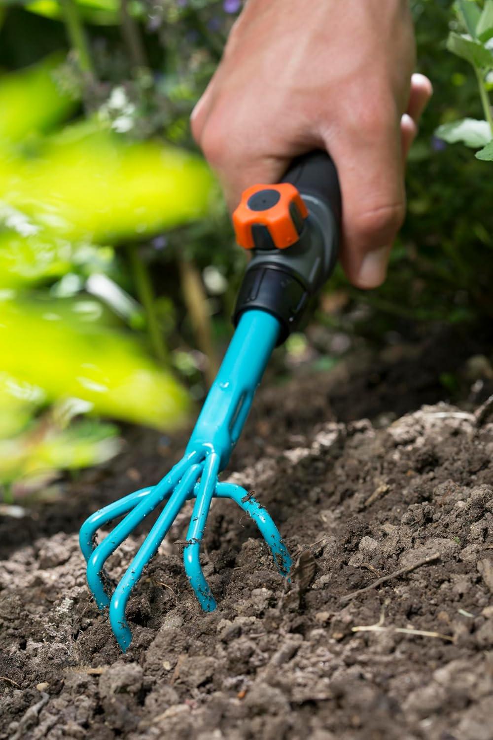 imageBalai gazon Combisystem de Gardena balai main pour ramasser les dchets de jardin largeur de travail 12 cm en acier de qualit poigne ergonomique protection contre la corrosion 891920Griffe fleurs