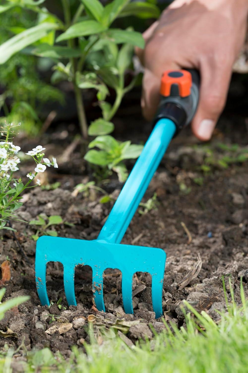 imageBalai gazon Combisystem de Gardena balai main pour ramasser les dchets de jardin largeur de travail 12 cm en acier de qualit poigne ergonomique protection contre la corrosion 891920Rteau fleurs