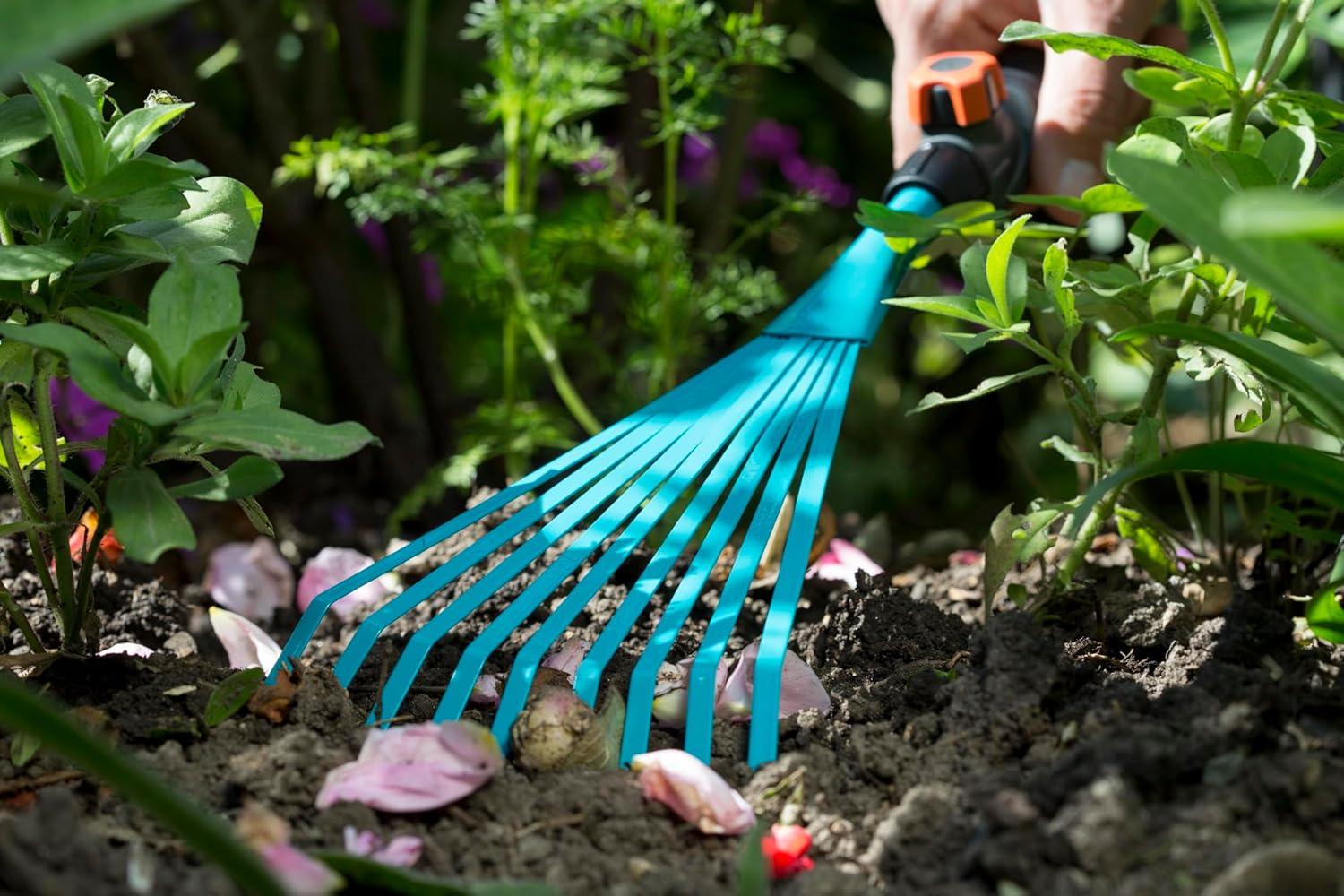 imageBalai gazon Combisystem de Gardena balai main pour ramasser les dchets de jardin largeur de travail 12 cm en acier de qualit poigne ergonomique protection contre la corrosion 891920Balai gazon