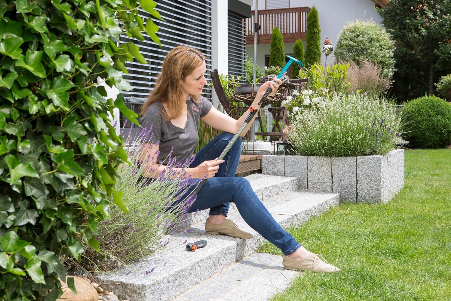 imageBalai gazon Combisystem de Gardena balai main pour ramasser les dchets de jardin largeur de travail 12 cm en acier de qualit poigne ergonomique protection contre la corrosion 891920Rteau fleurs