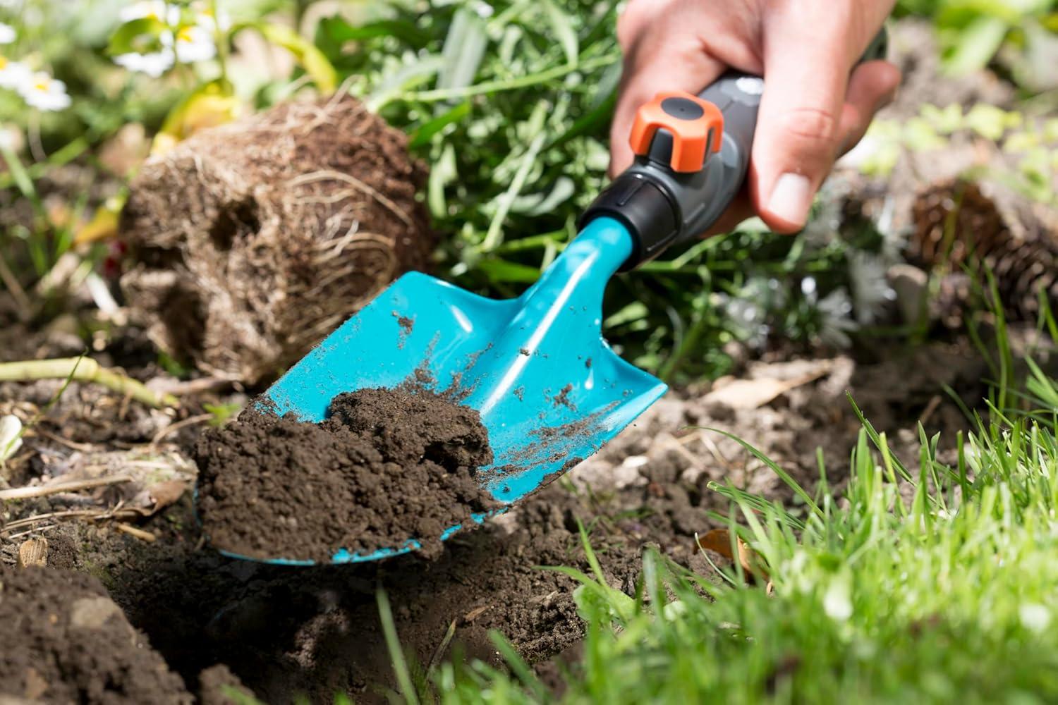 imageBalai gazon Combisystem de Gardena balai main pour ramasser les dchets de jardin largeur de travail 12 cm en acier de qualit poigne ergonomique protection contre la corrosion 891920Transplantoir