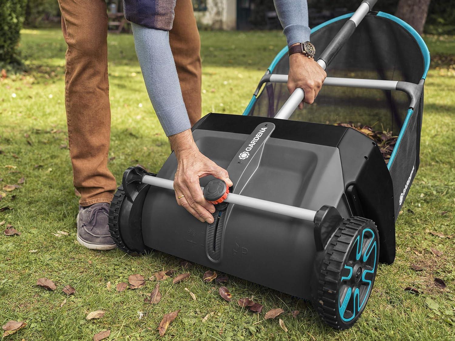 imageGardena Aspirateur de Feuilles et de pelouse Balayeuse mcanique pour Le Jardin avec Sac de Capture Amovible systme de brosses rotatives poigne Ergonomique Silencieux 356520