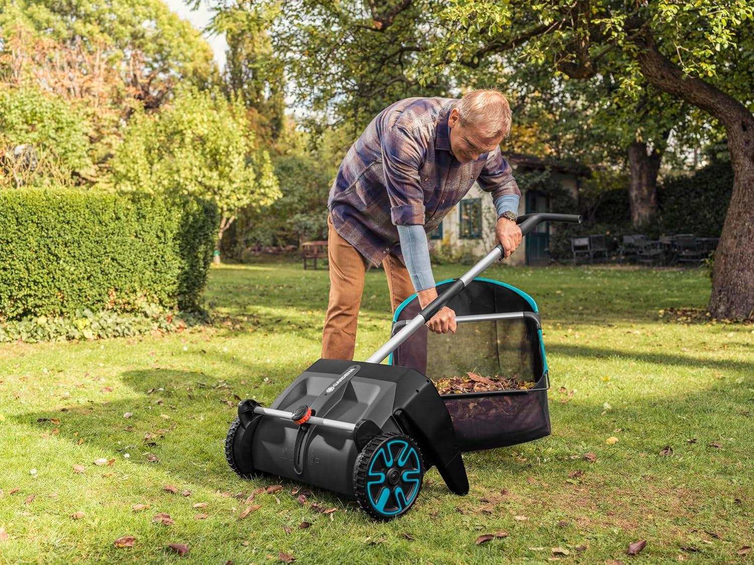 imageGardena Aspirateur de Feuilles et de pelouse Balayeuse mcanique pour Le Jardin avec Sac de Capture Amovible systme de brosses rotatives poigne Ergonomique Silencieux 356588