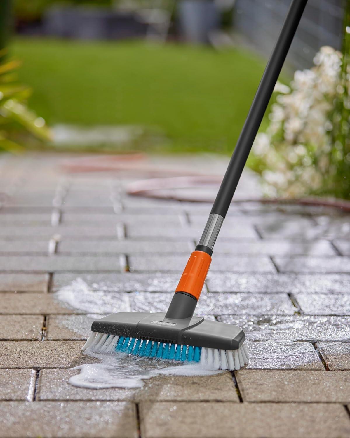 imageGardena Cleansystem Brosse Manche Dure Brosse pour Le Nettoyage intensif des Surfaces Peu sensibles Poils de diffrentes Longueurs raccord au Manche Cleansystem Grandes Surfaces 1881620Simple
