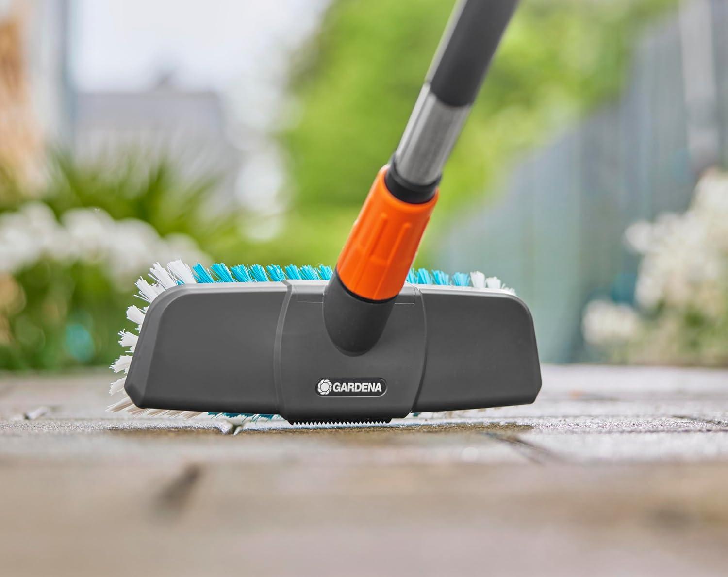 imageGardena Cleansystem Brosse Manche Dure Brosse pour Le Nettoyage intensif des Surfaces Peu sensibles Poils de diffrentes Longueurs raccord au Manche Cleansystem Grandes Surfaces 1881620Simple