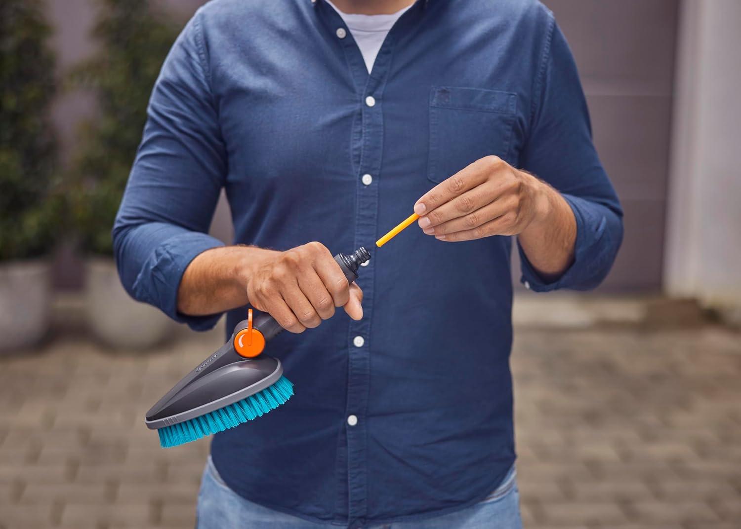 imageGardena Cleansystem Brosse de Lavage Main M Dure Brosse avec raccord de Tuyau pour Petites Surfaces ampamp Surfaces Peu sensibles Utilisation avec Une Main avec dbit rglable 1884620Klassische Kompaktwaschbrste mit Regulier