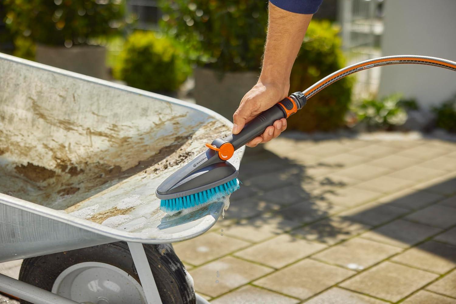 imageGardena Cleansystem Brosse de Lavage Main M Dure Brosse avec raccord de Tuyau pour Petites Surfaces ampamp Surfaces Peu sensibles Utilisation avec Une Main avec dbit rglable 1884620Klassische Kompaktwaschbrste mit Regulier