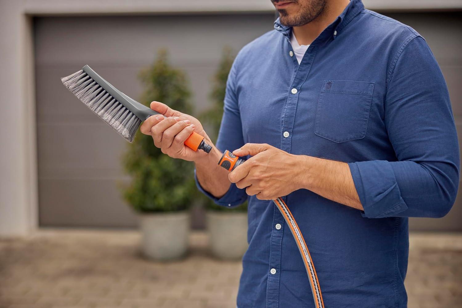imageGardena Cleansystem Brosse de Lavage Main S Souple Brosse de Nettoyage avec Connexion pour Tuyau Brosse Plate pour Les endroits troits ampamp Les Zones sensibles avec dbit rglable 1884020