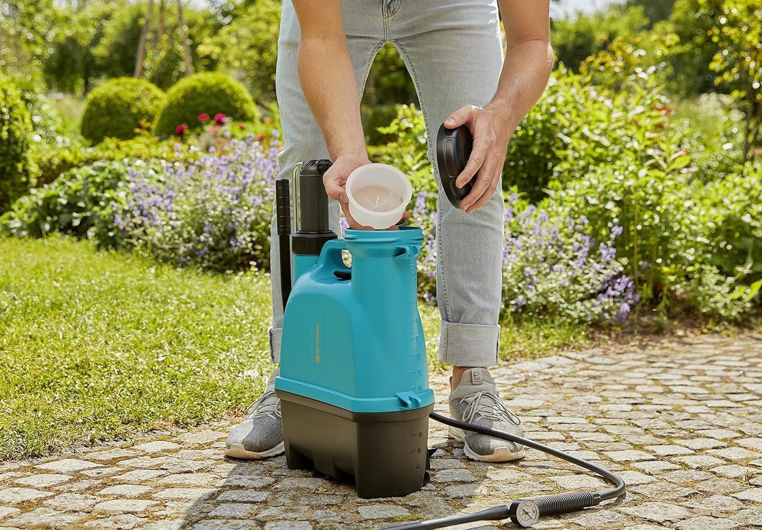 imageGardena Pulvrisateur Dos 12 l Plus Pulvrisateur Pression avec Lance tlescopique Grande Ouverture de Remplissage rcipient de Forme Ergonomique buse en Laiton de Haute qualit 1114220