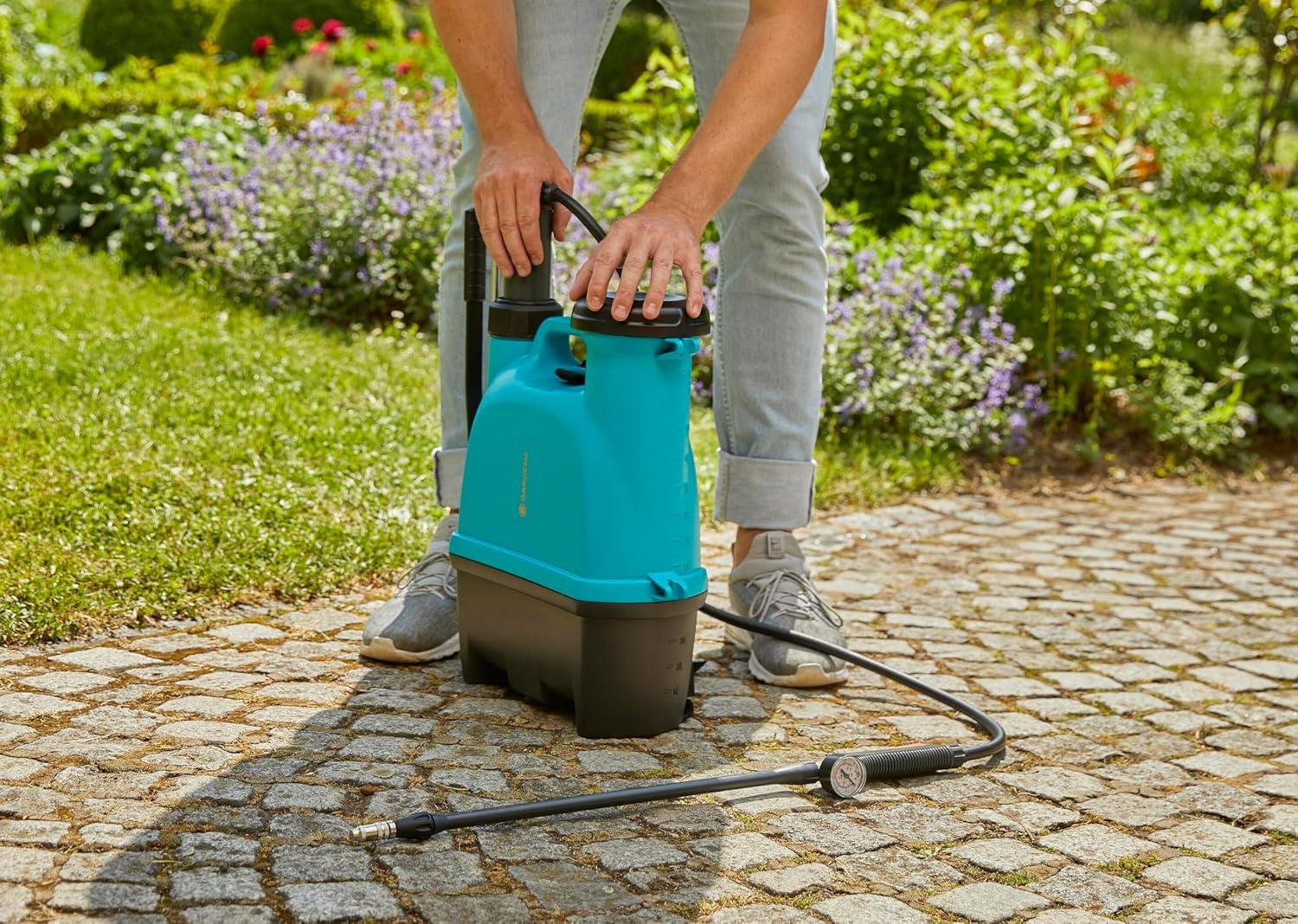 imageGardena Pulvrisateur Dos 12 l Plus Pulvrisateur Pression avec Lance tlescopique Grande Ouverture de Remplissage rcipient de Forme Ergonomique buse en Laiton de Haute qualit 1114220