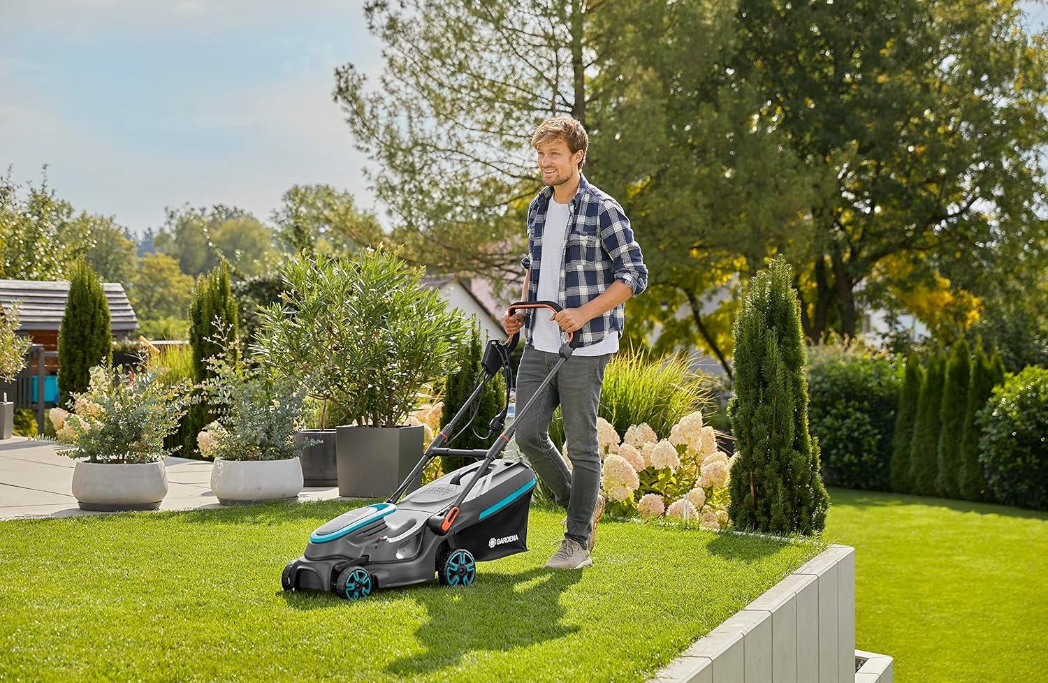 imageGardena tondeuse gazon lectrique PowerMax 371800 G2 Tondeuse amplt500 m puissance 1 800 W largeur coupe 37 cm volume bac 45 l hauteur 3565 mm poigne ErgoTec Plus rabattable 1463720