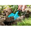 Balai à gazon Combisystem de Gardena : balai à main pour ramasser les déchets de jardin, largeur de travail 12 cm, en acier de qualité, poignée ergonomique, protection contre la corrosion (8919-20)(Transplantoir)