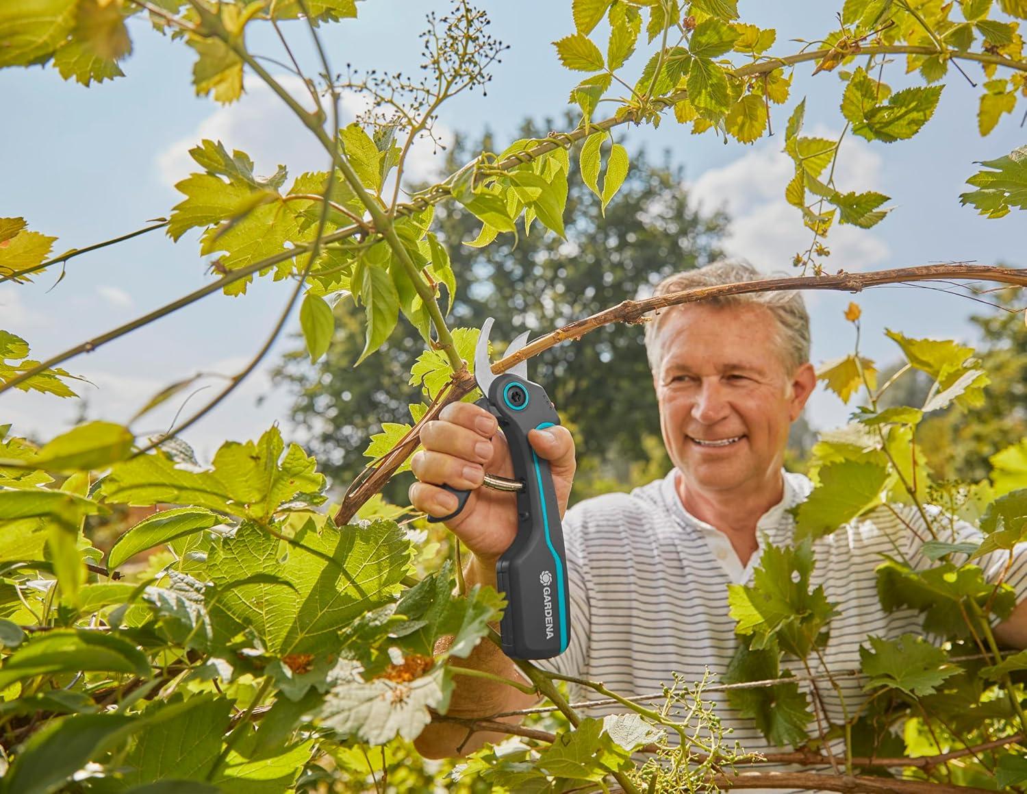 imageGARDENA AssistCut Scateur sans Fil avec Un Diamtre de Coupe de 25 mm pour Couper Facilement et sans Effort Les Branches Les Jeunes Pousses et Les Fleurs avec Cble de Recharge USBC 1222220