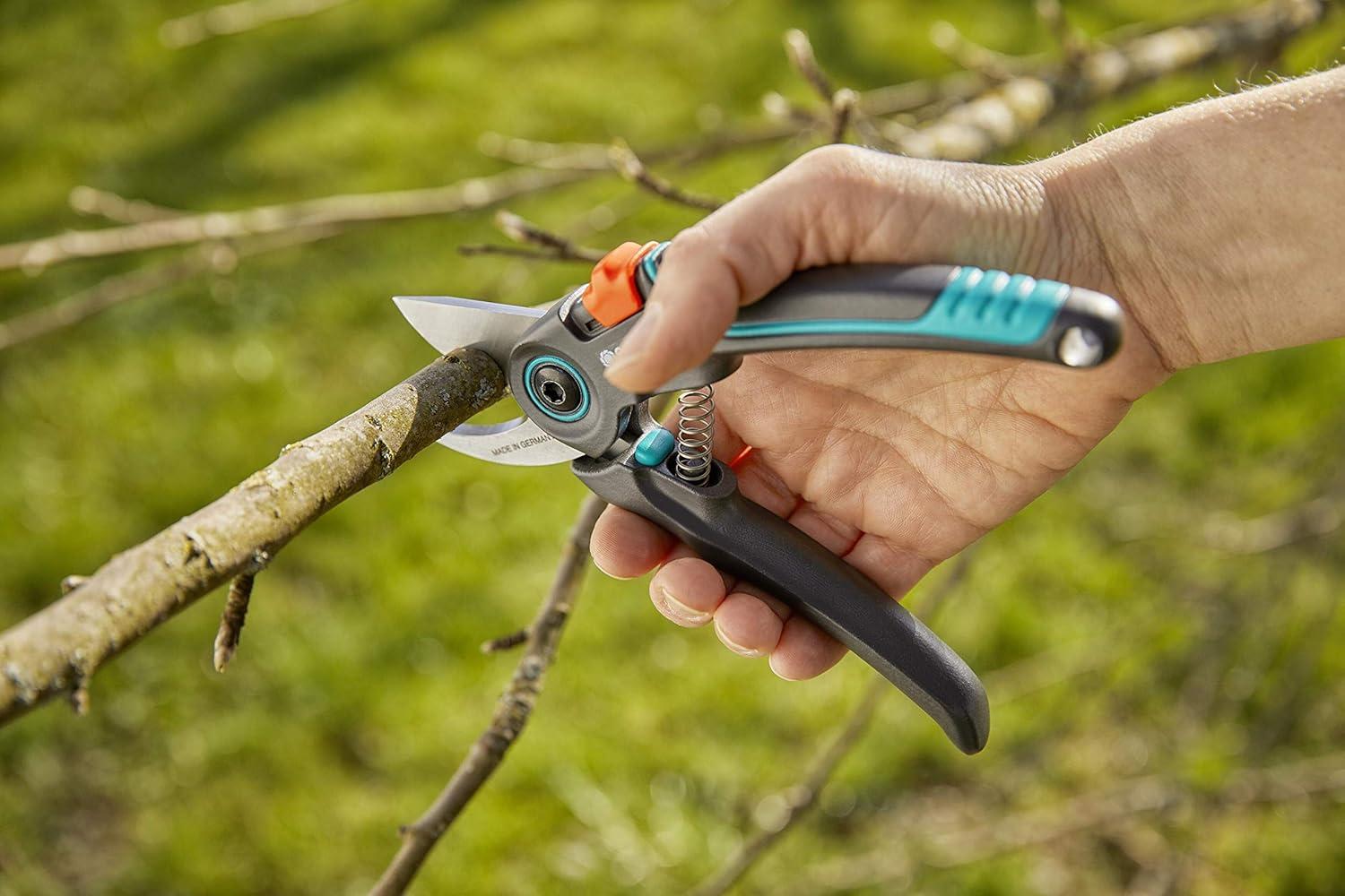 imageGardena Sxe9cateur ExpertCut Sxe9cateur de prxe9cision coupe bypass pour branchesrameauxarbres fruitiers diamxe8tre de coupe max 22 mm deux largeurs de poignxe9e rxe9glables 1220320